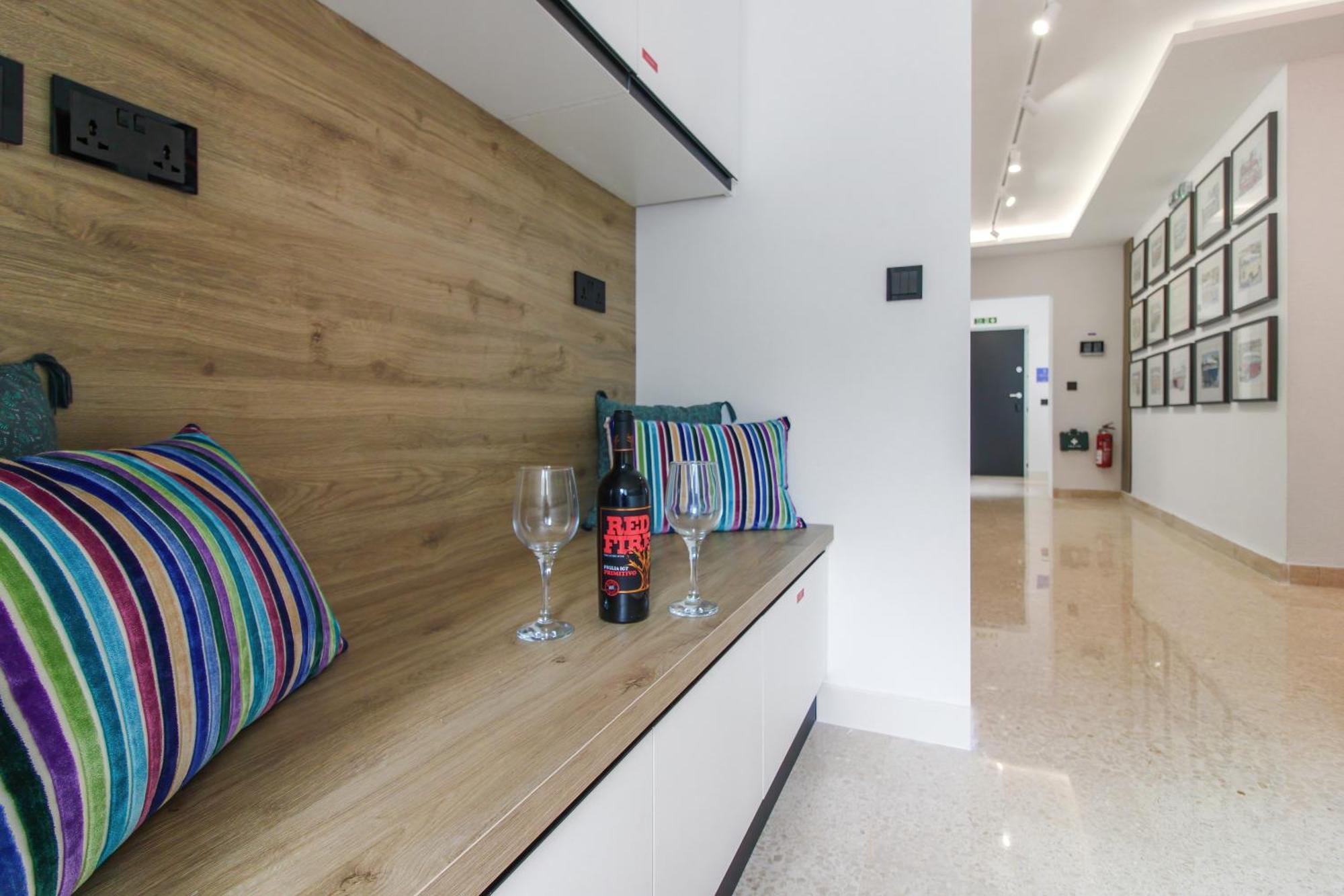 Designer - 60 Seconds To The I Free Parking!