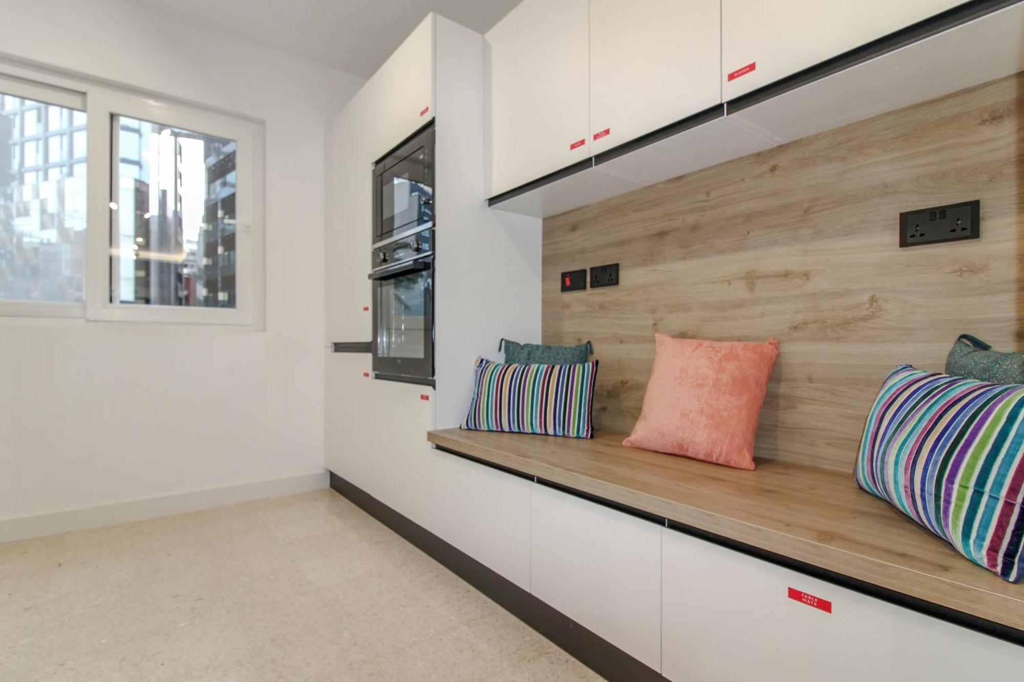 Apartman Designer - 60 Seconds To The I Free Parking! *